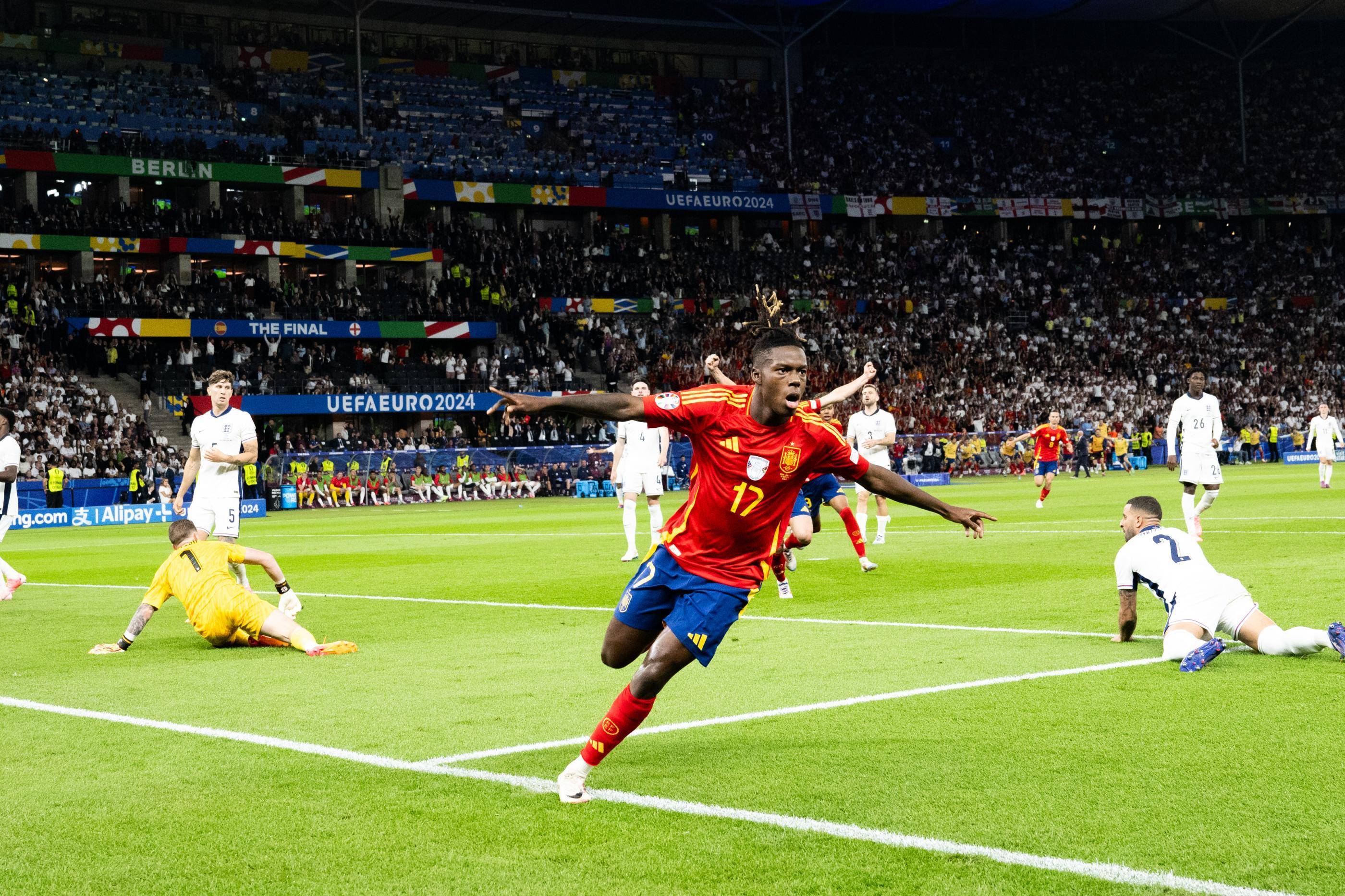 黑白直播在线观看-西班牙队取得胜利，晋级下一轮比赛的简单介绍