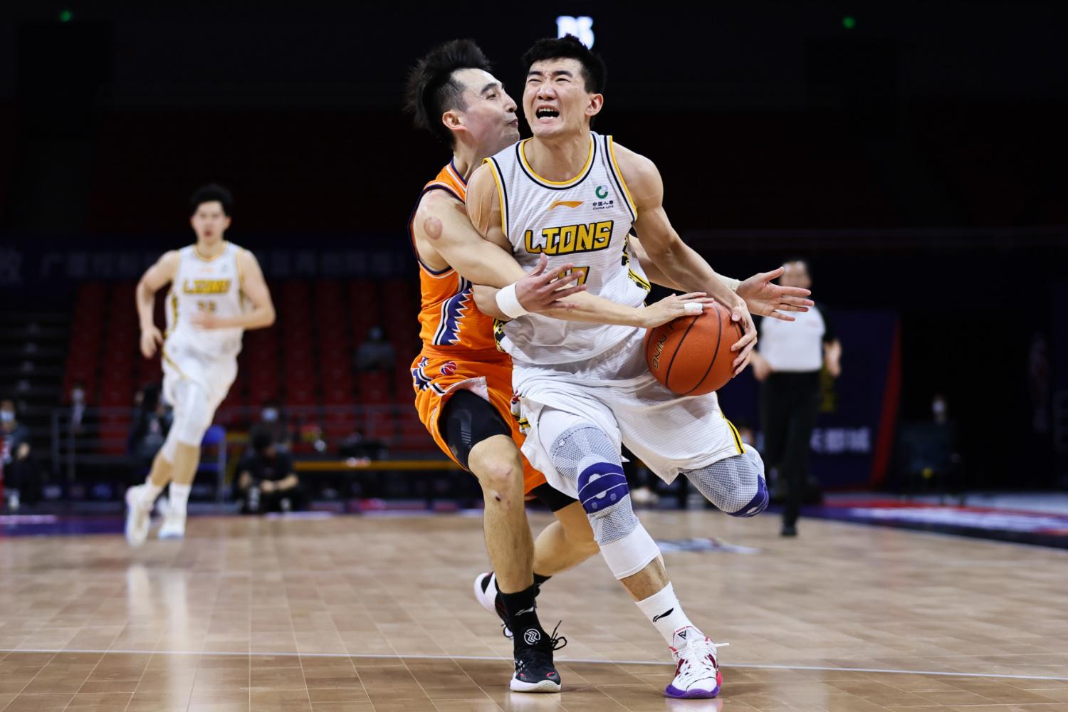 黑白直播在线观看nba-球队犯规频繁，裁判群雄逐鹿吹罚