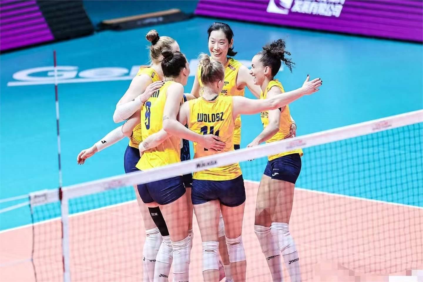 黑白直播网-排球队员默契配合，赢得掌声