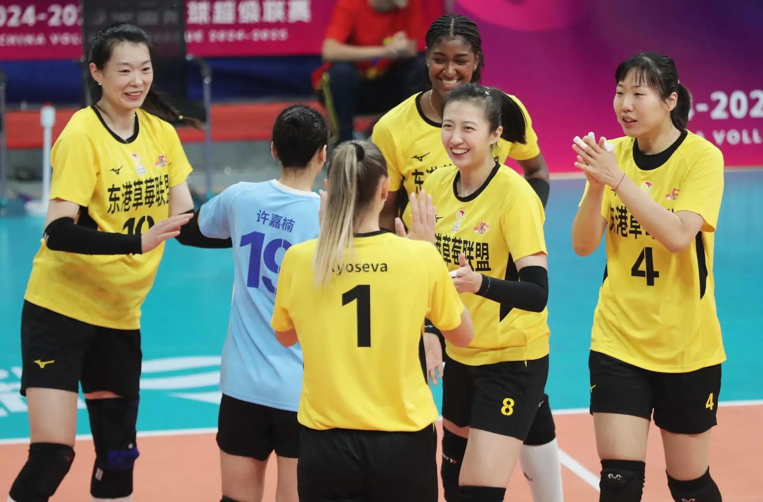 排球队员默契配合,赢得掌声 排球队员默契配合,赢得掌声