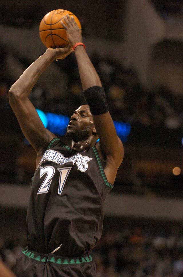 黑白直播在线观看-开拓者新秀露锋芒，成为球队得分王的简单介绍