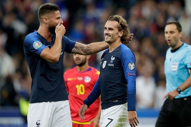 黑白直播在线观看-包含英格兰豪取四连胜，乌克兰无欢呼只能苦笑的词条