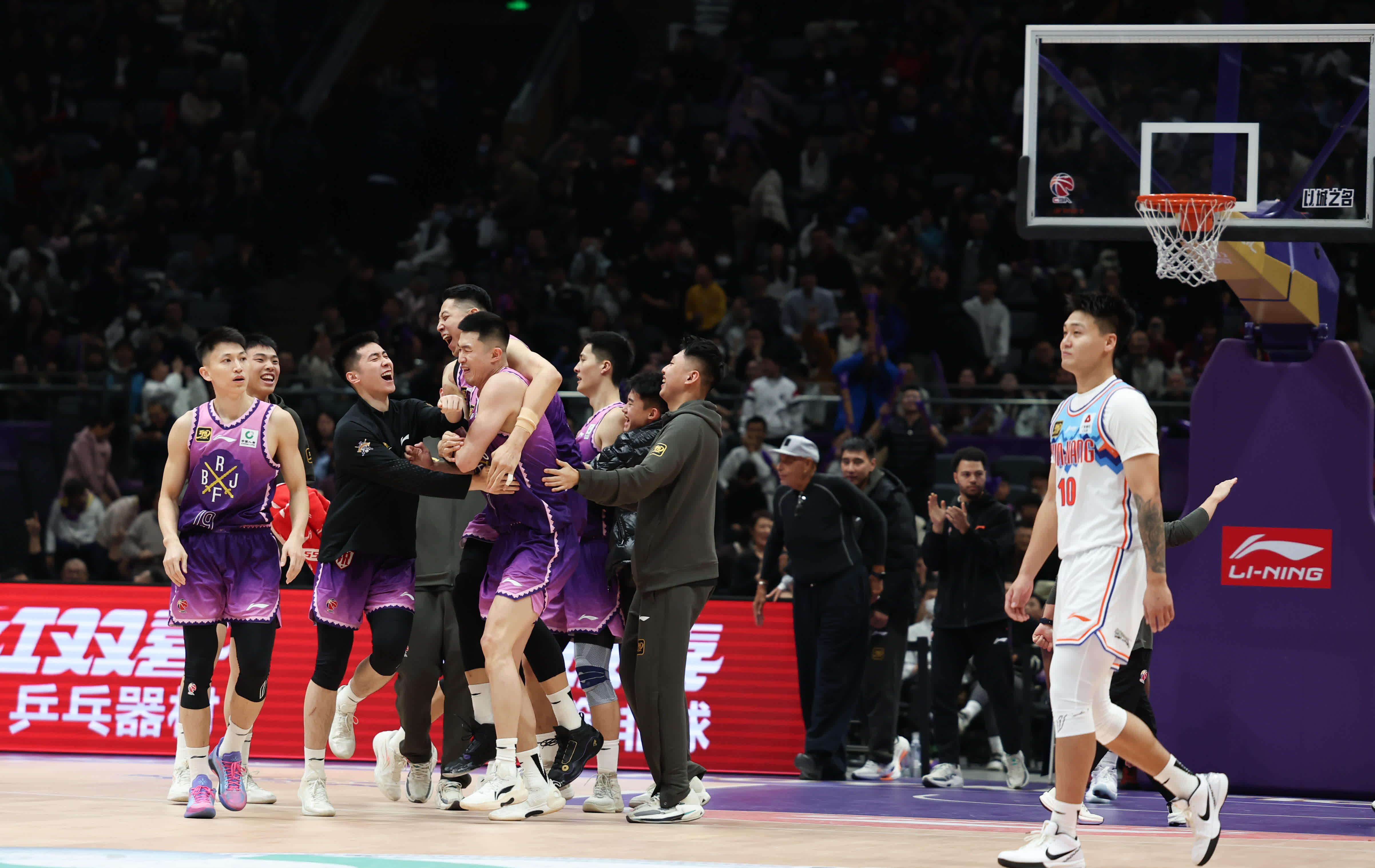 黑白直播nba-中国篮球联赛再掀热潮，球迷热情高涨的简单介绍