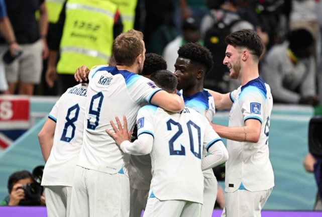 黑白直播网-夺冠热门队挑战劲敌，硝烟弥漫战场的简单介绍