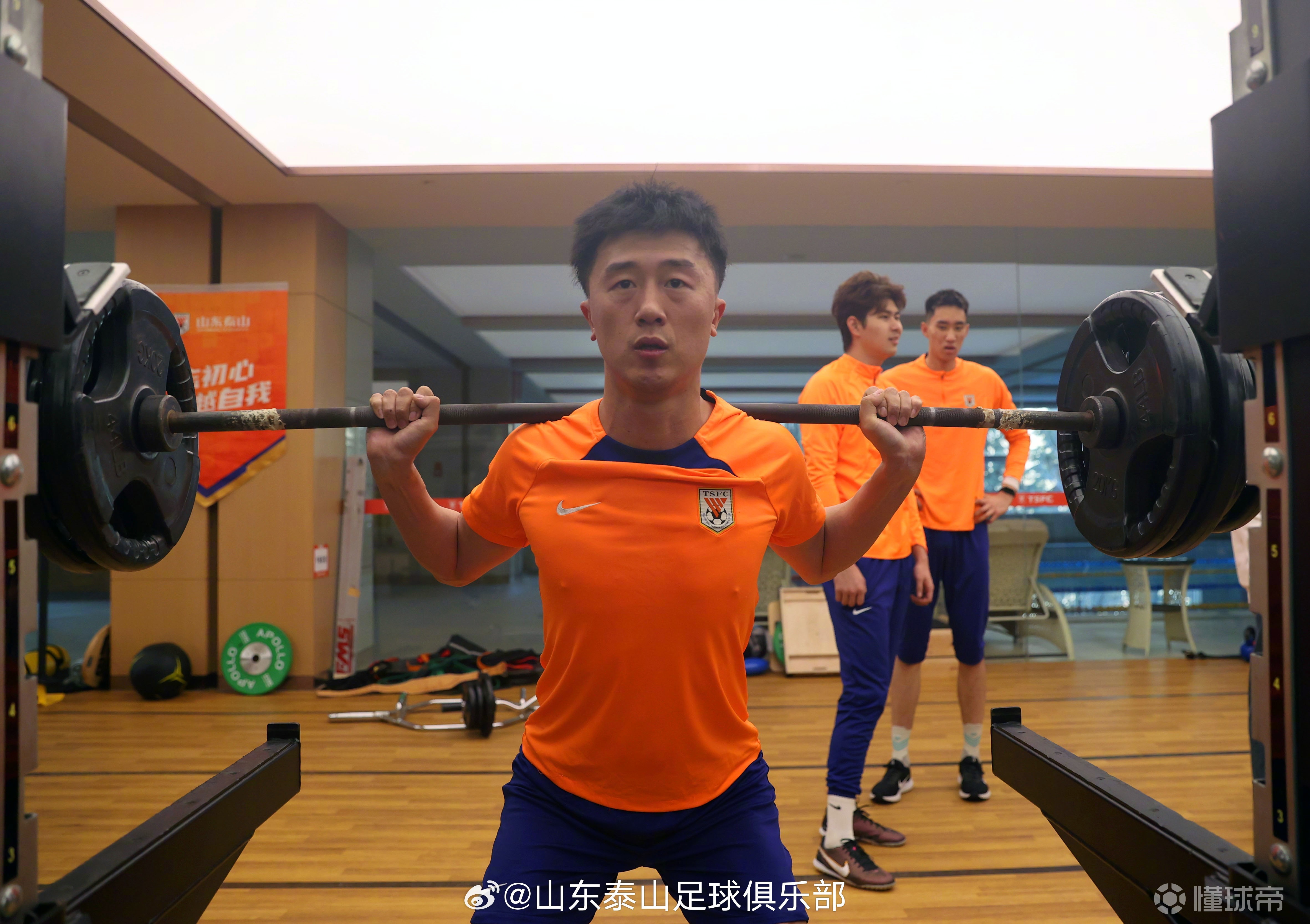 黑白直播免费体育直播-包含广州恒大全队集结，备战迎战山东泰山的词条