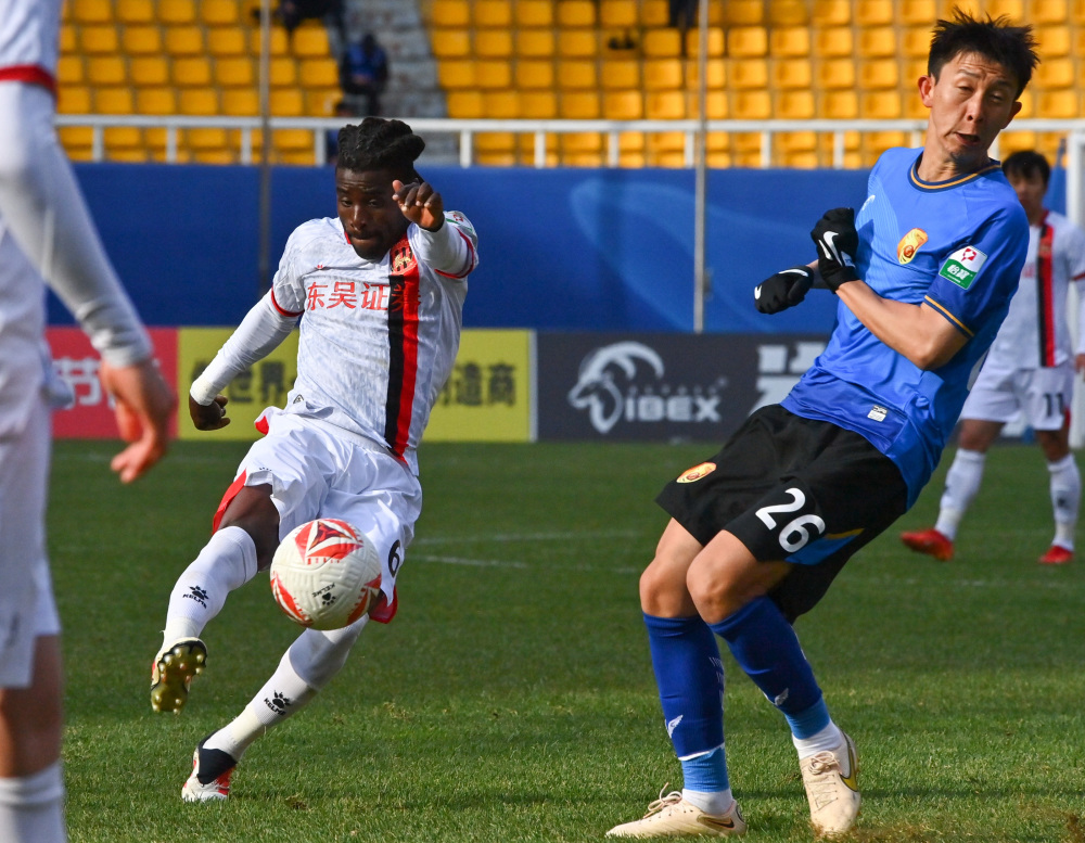 黑白直播在线观看nba-足球赛事中球员表现出色受赞