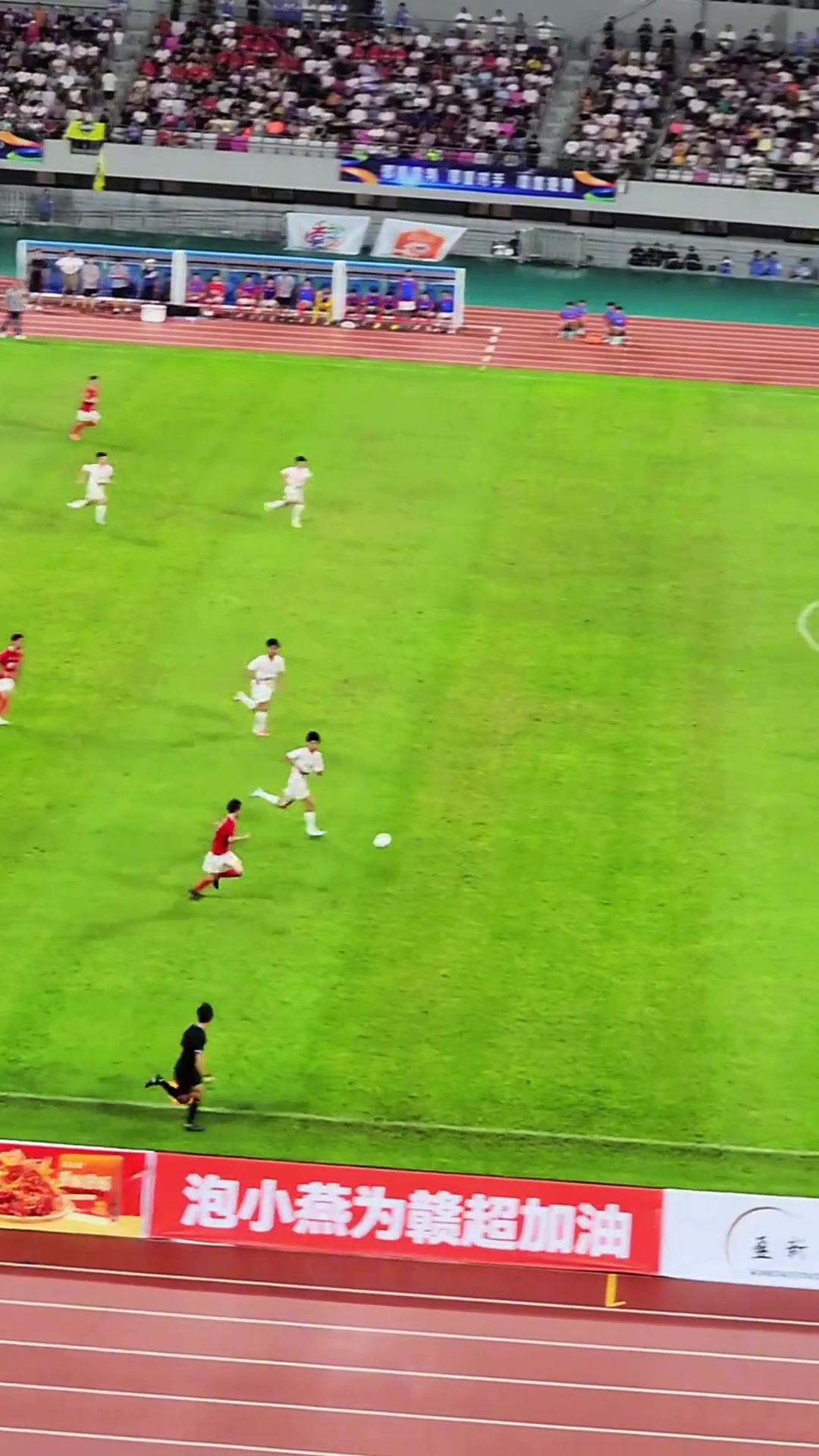 足球赛事中球员表现出色受赞 足球赛事中球员表现出色受赞