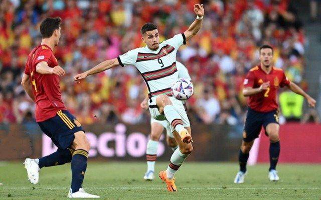 黑白直播体育-西班牙顶级联赛中产生冠军争夺