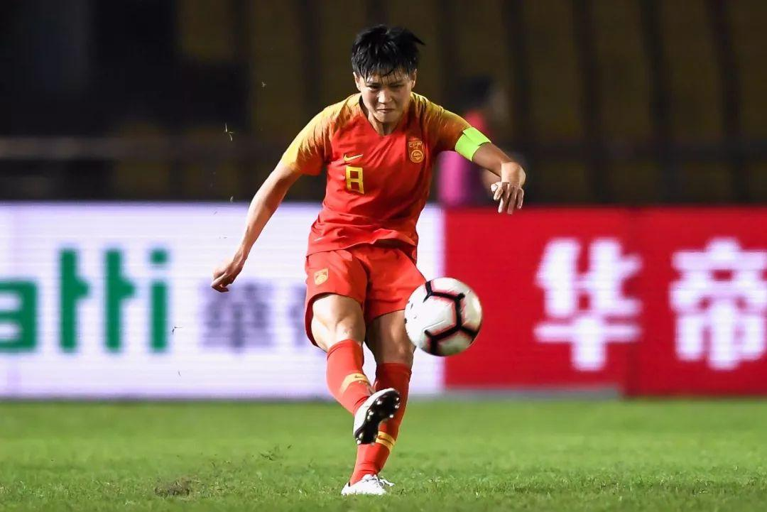 女子足球硬汉球员勇夺胜利！