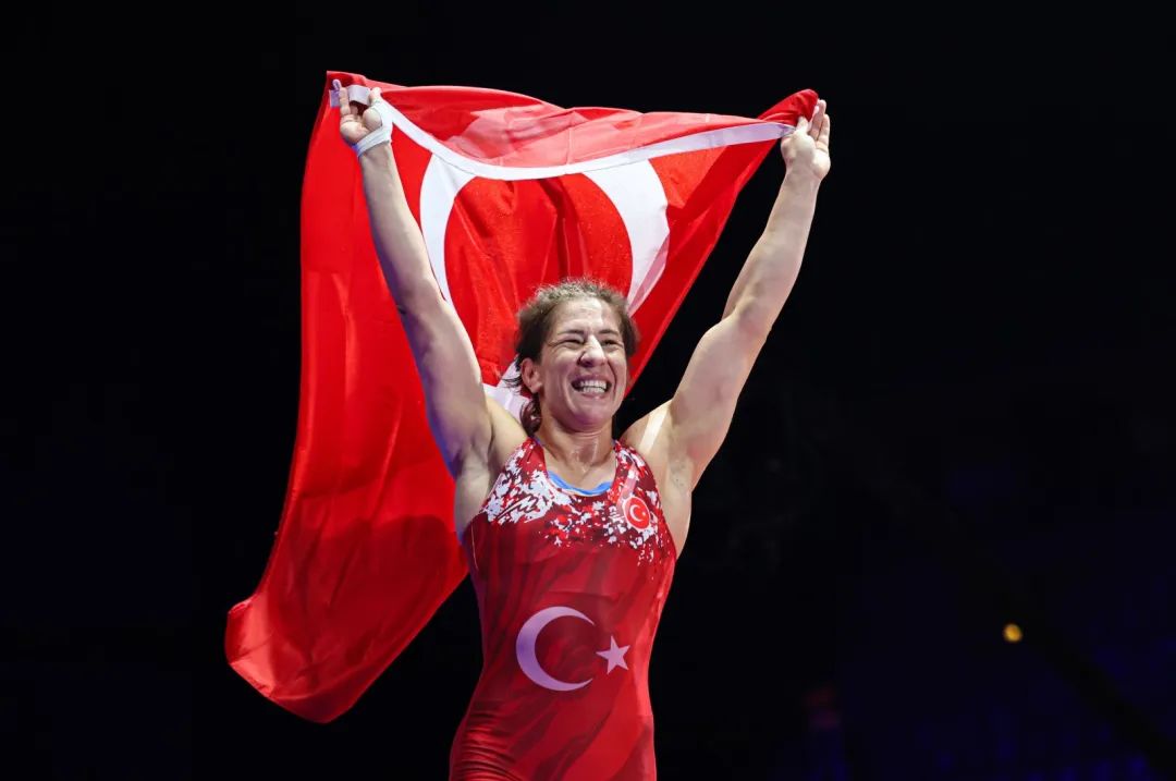 黑白直播-摔跤比赛中，土耳其选手取得胜利