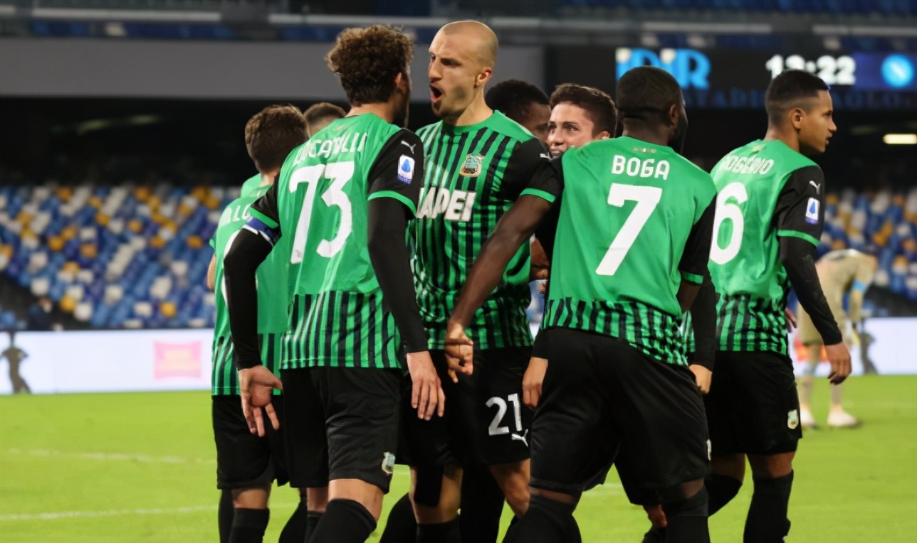 黑白直播免费体育直播-萨索洛教练被曝发飙，球员纷纷表示理解和支持的简单介绍