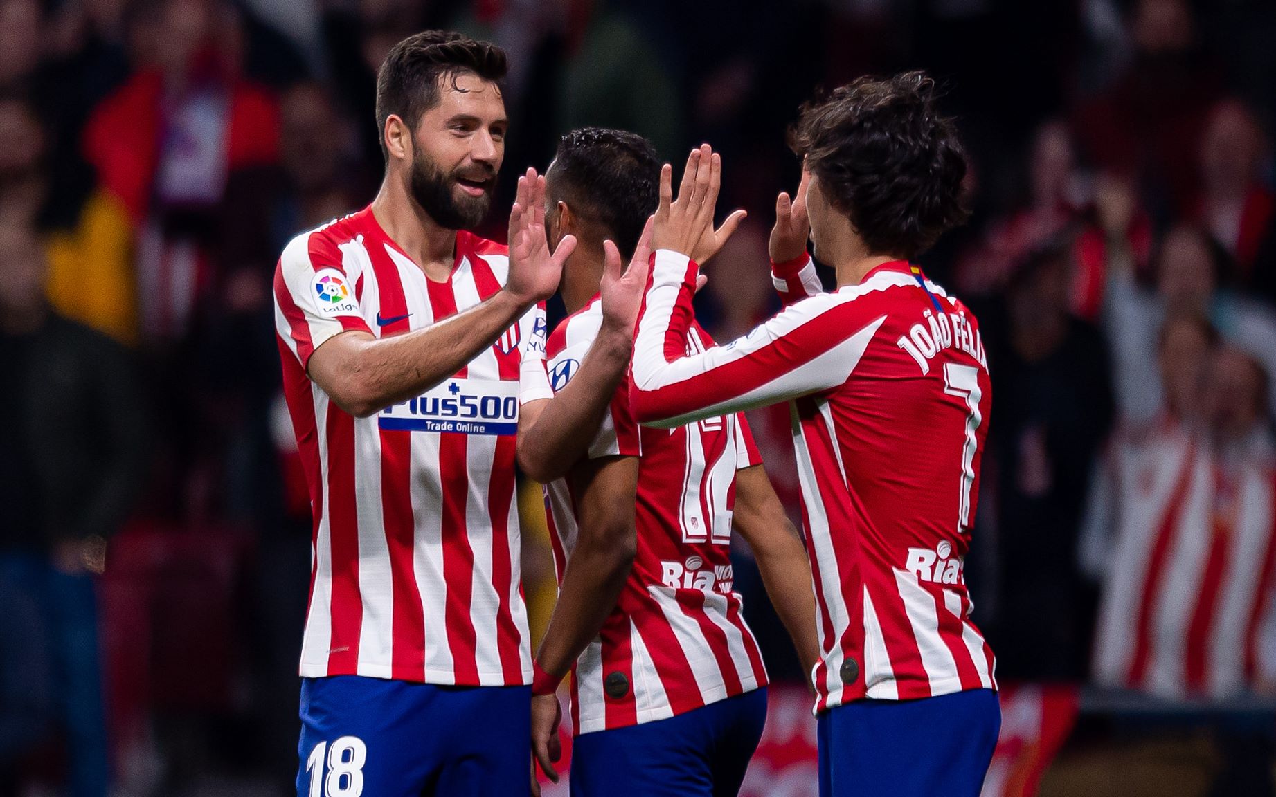 马竞球迷高唱队歌,助威球队 马竞球迷高唱队歌,助威球队