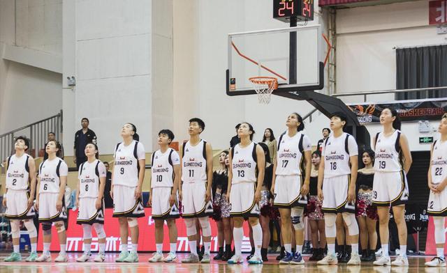 篮球联赛中一支新队伍崭露头角