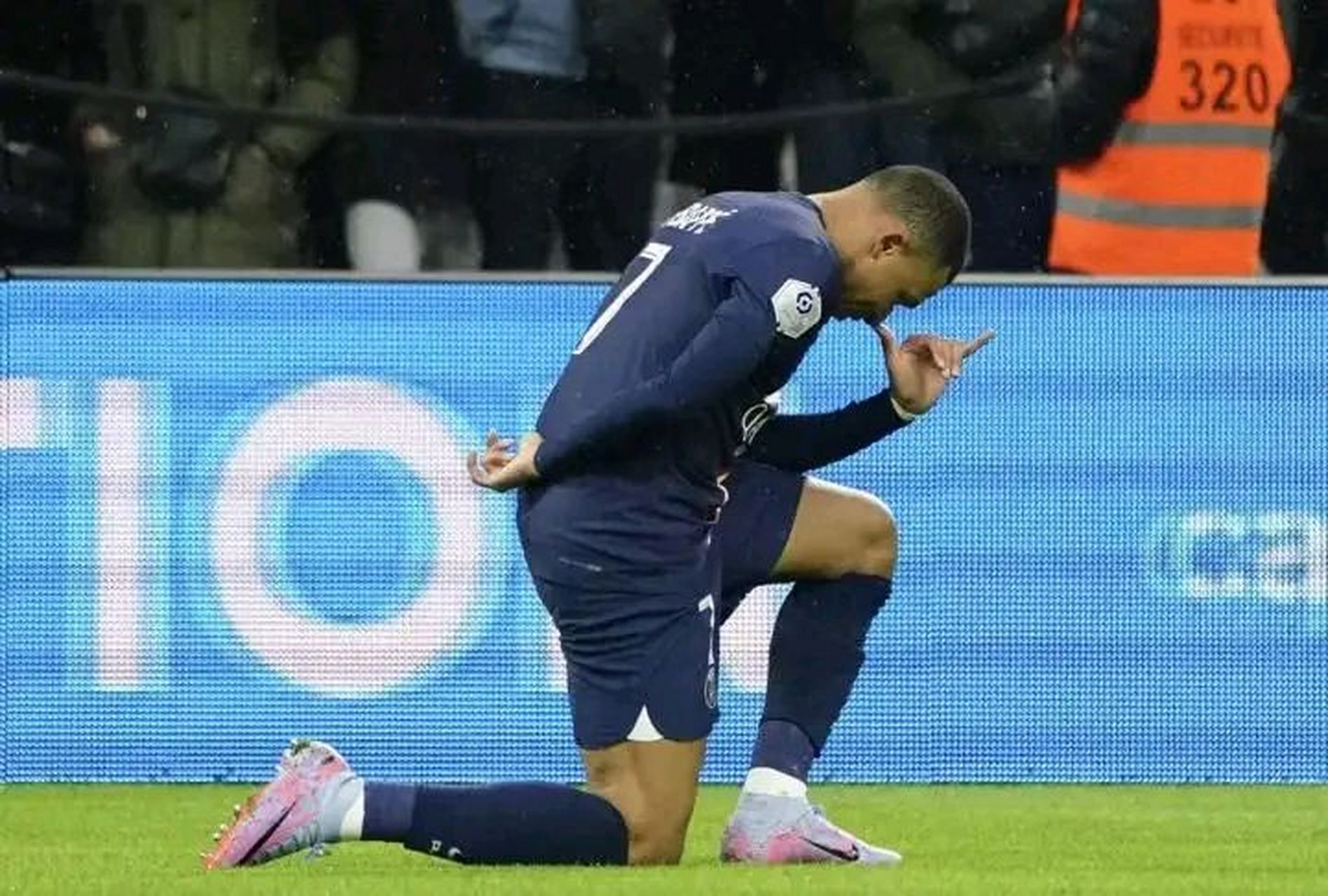 詹姆斯在欧冠中登顶姆巴佩，赛后采访