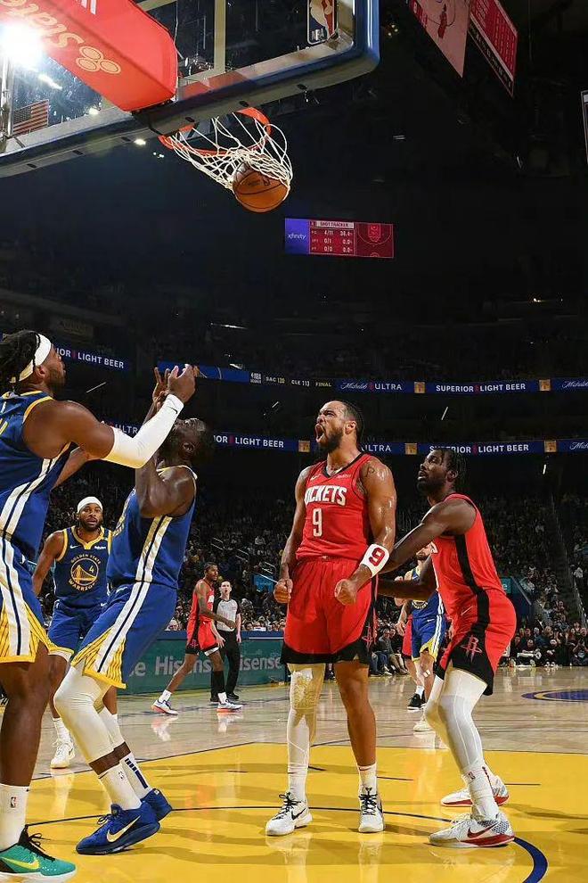 黑白直播网-包含热火主场扩大优势，活塞内线无法抵挡的词条