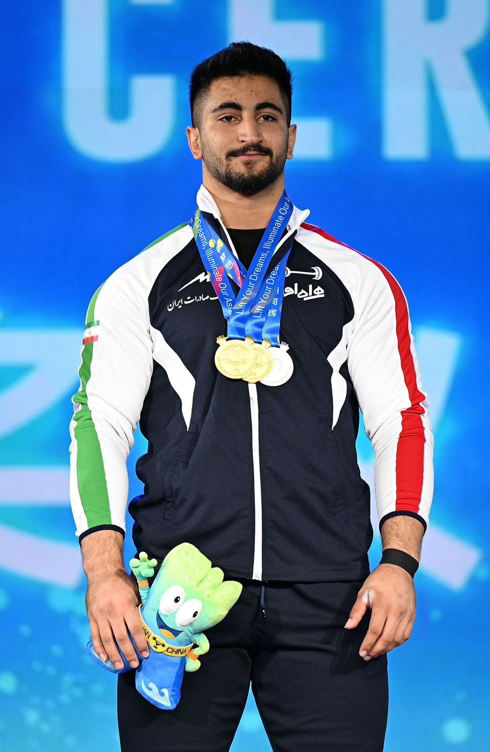 圭亚那选手在举重比赛中战胜强手，取得胜利