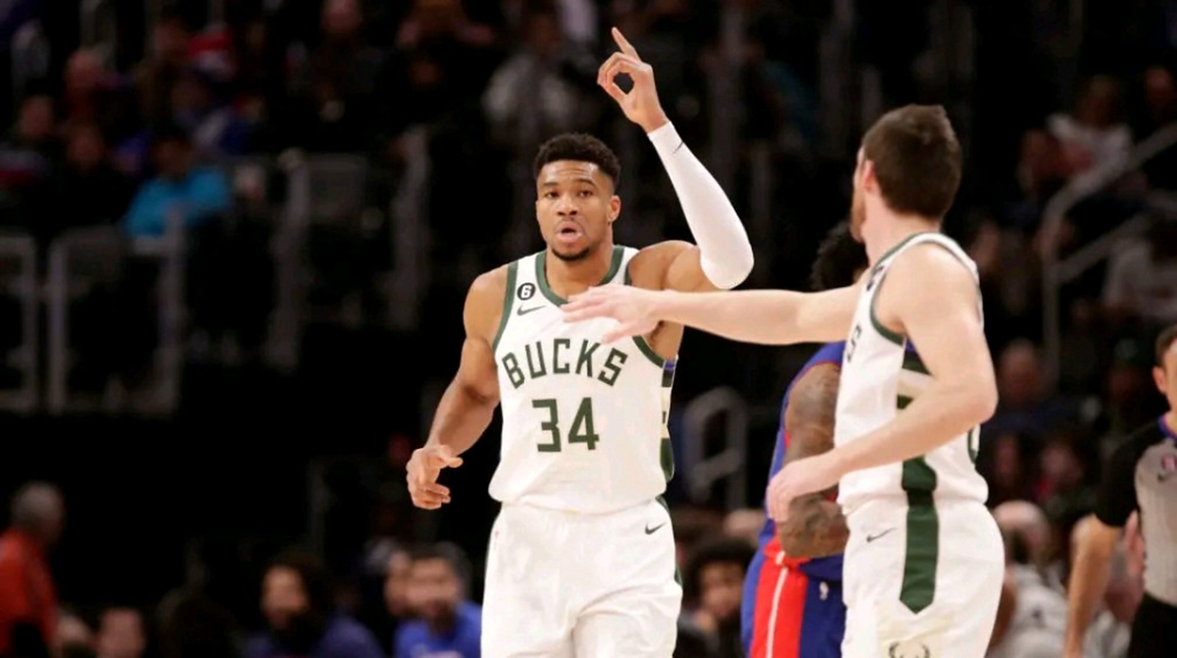 黑白直播nba在线观看-雄鹿客场挑战篮网，字母哥轰29+12的简单介绍