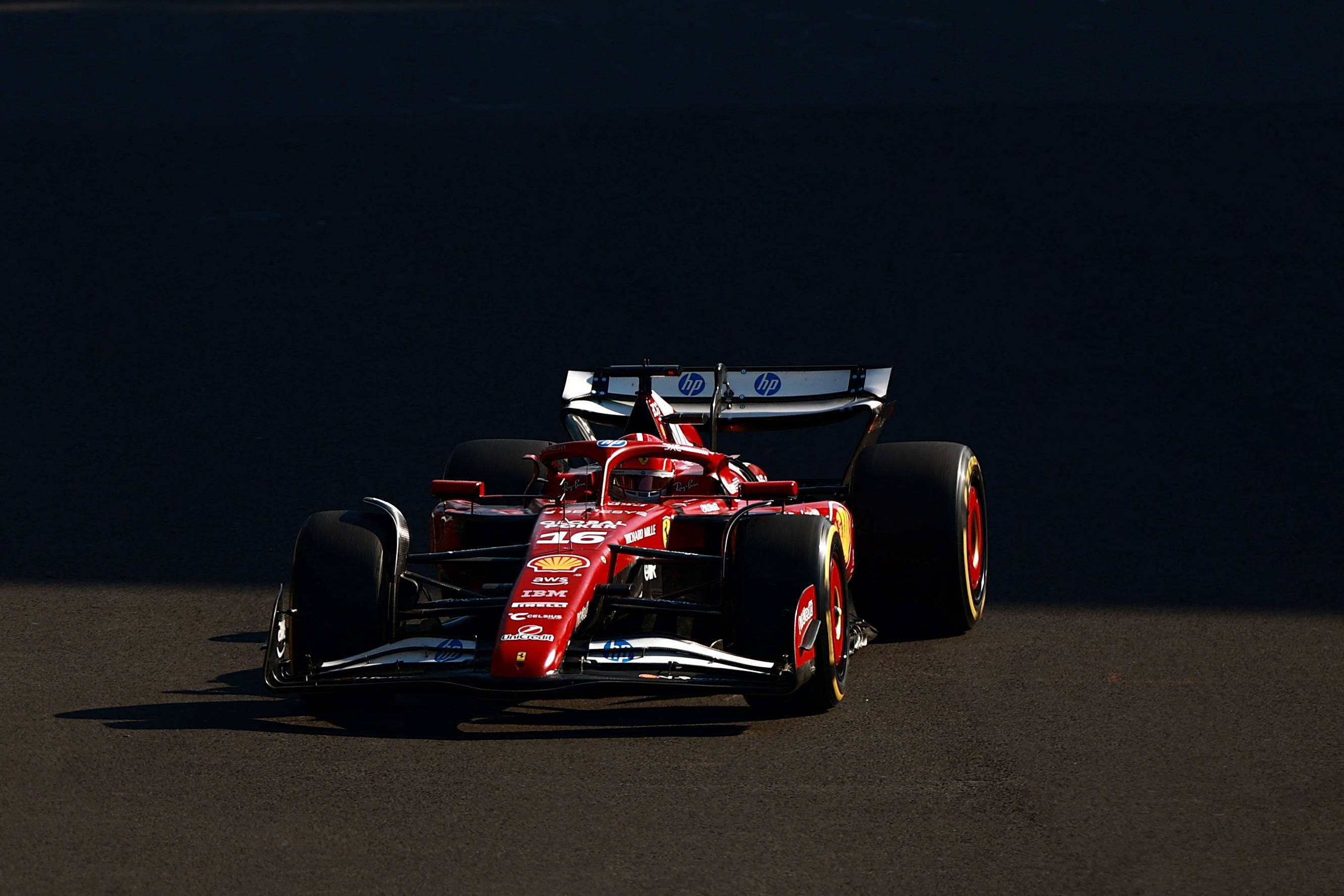 黑白直播在线观看-索伯车队险胜红牛车队,诺里斯点燃赛场