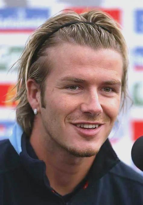 足球界新星崭露头角,被誉为未来之星 足球界新星崭露头角,被誉为未来之星