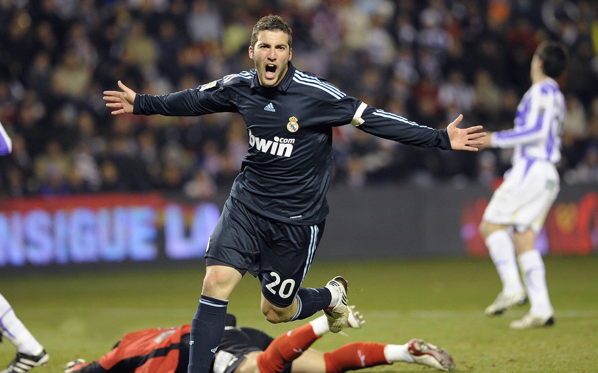 个体爆发的微光与团队胜利的洪流,当卡拉斯科照亮球场之时