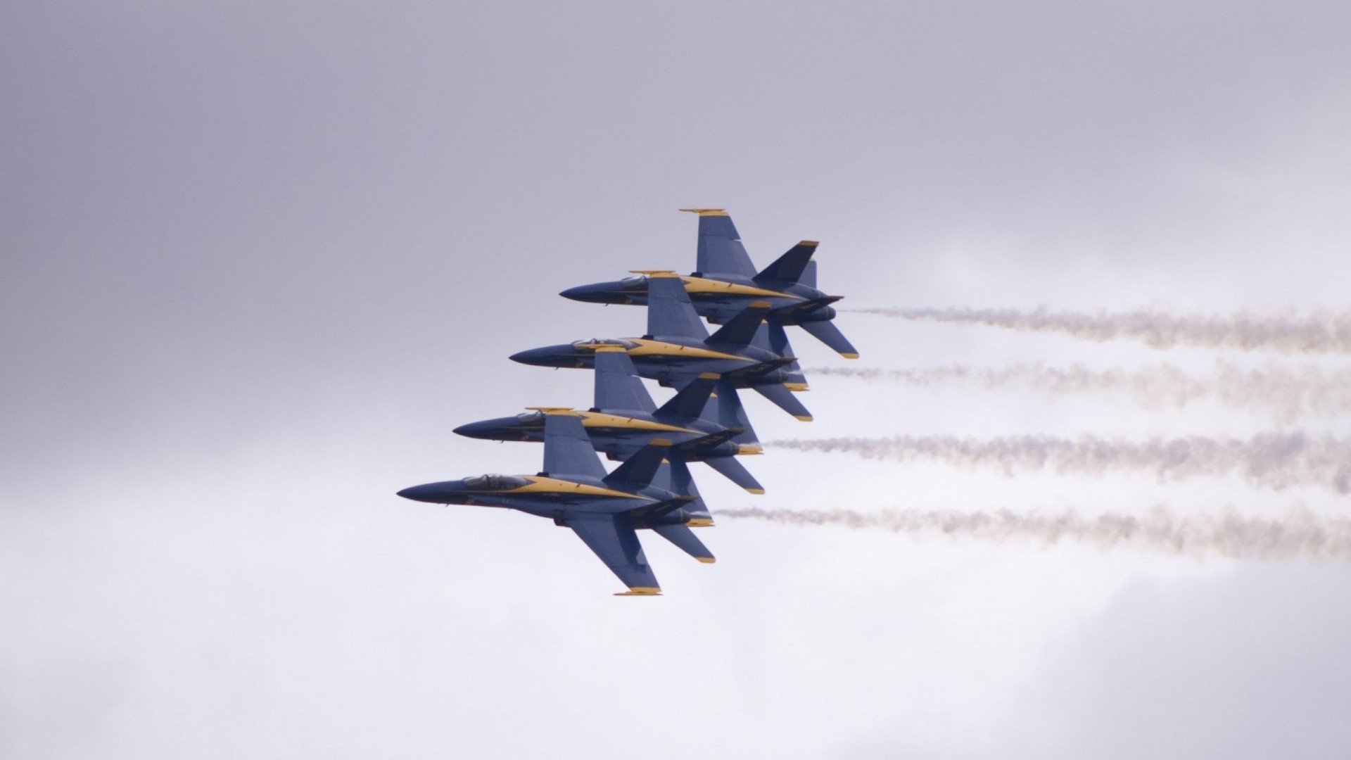 当足球撞碎黎明,F1引擎点燃街道,疯狂一夜的竞技诗篇